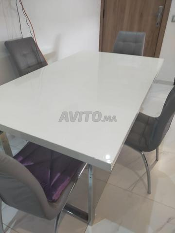 Table à manger avec 4 chaises