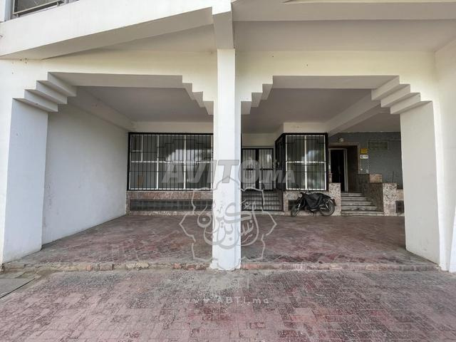 Local 154m² avec terrasse en face marché l'oasis - 2