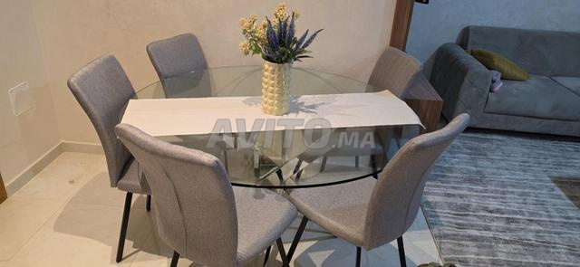 طاولة زجاجية جديدة مع 5 كراسي