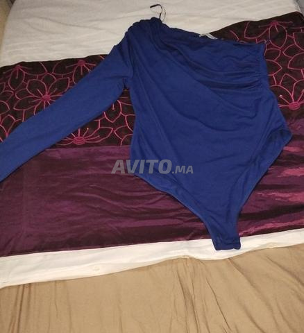 بادي سوت أزرق ملكي بكتف واحد وأكمام طويلة من Zara - 2