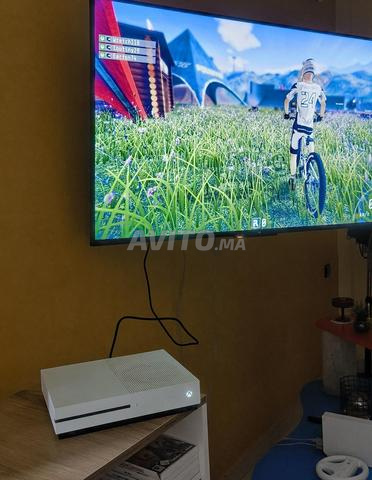 Xbox One S مع يد تحكم أصلية