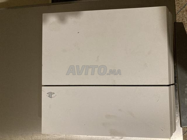 PS4 avec 2 manettes et FIFA 24 - 2