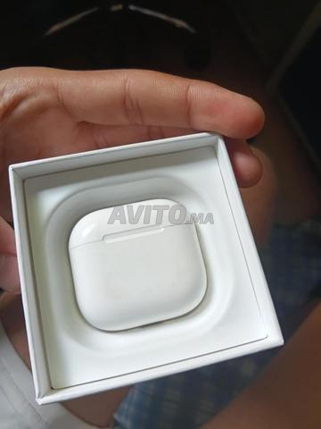 Airpods en très bon état avec leur boîte d'origine - 2