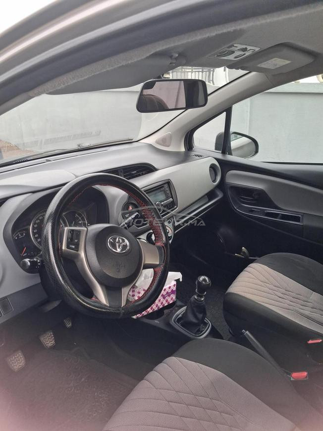 très belle voiture Toyota yaris