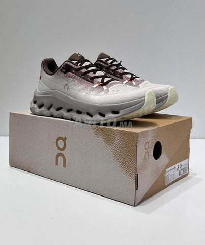 حذاء Loewe ON أبيض وبني بودرة LW543