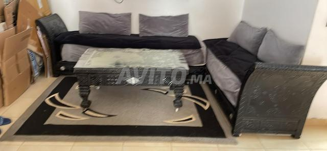 كنب و سجاد وطاولة، الكل ب 2000 درهم