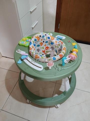 عربة أطفال رائعة بالموسيقى