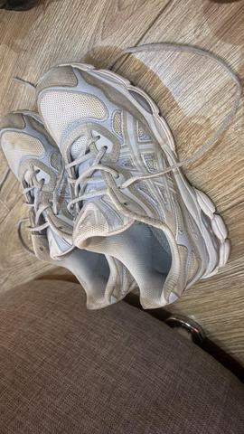زوج من OASICS للبيع مقاس 42