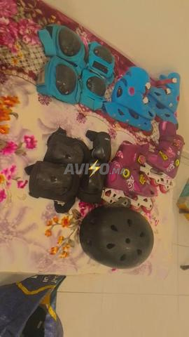 Pack de rollers pour enfants avec équipement de protection.