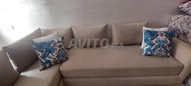 طاولة تلفاز وكنبتان على شكل حرف L