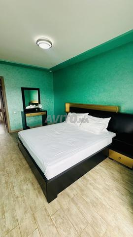 2 chambres, 2 salles de bain, entièrement meublé, vue piscine