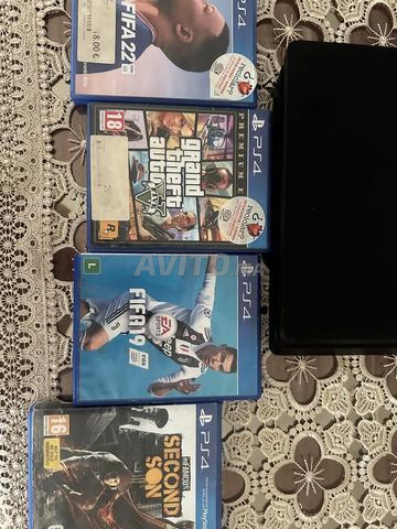 PS4 Slim en très bon état