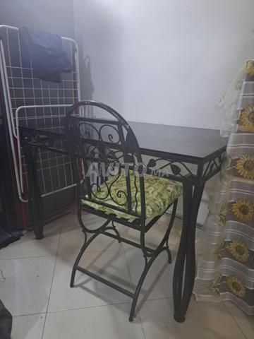 Table avec quatre chaises (1,10m x 70cm)