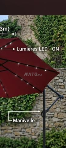 Grand parasol avec éclairage LED