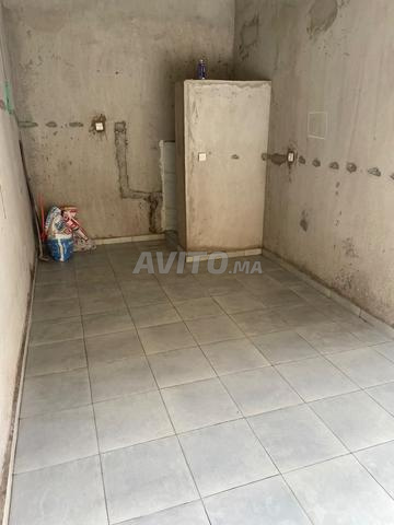 محل تجاري للكراء. مجهز بالماء والكهرباء والحمام. - 2