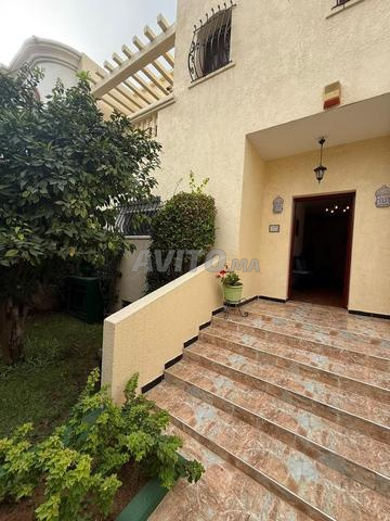 Belle villa en bande sur un grand boulevard