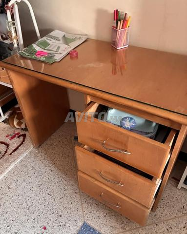 Bureau avec trois tiroirs et une vitre - 2