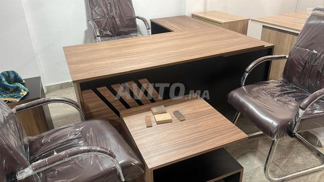 Comptoir de réception et bureau de direction