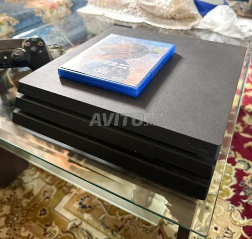 PS4 Pro 1TB, non flashée, 2 manettes, 2 jeux - 2