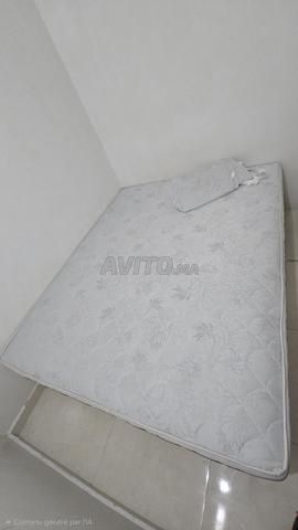 Matelas 160×200 & 2 supports bois & couverture