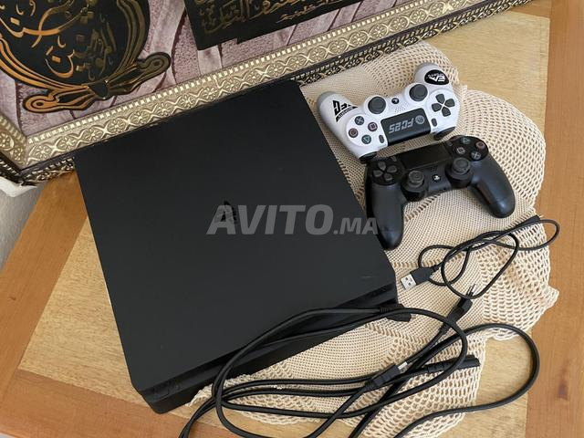 Playstation 4 avec deux manettes, et le plus important... - 2