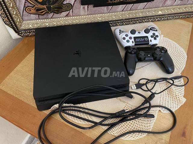 Playstation 4 avec deux manettes, et le plus important...