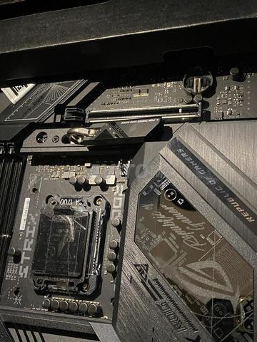 بطاقة أم Asus ROG Z790-H نظيفة.