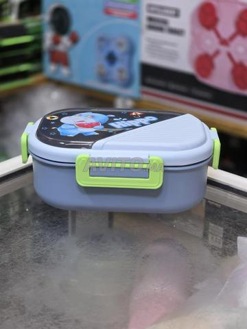 Je propose à la vente des boîtes à lunch uniques pour enfants avec des designs