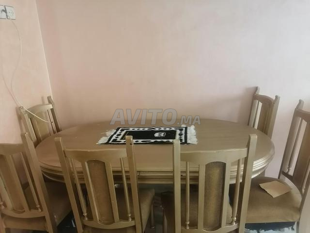 طاولة مع 6 كراسي