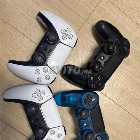 4 manettes : 2 pour PS5 et 2 pour PS4.