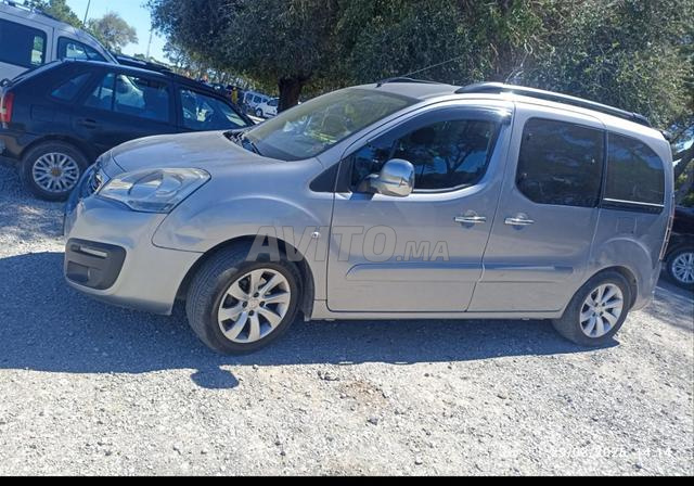 Voiture propre une seule main. Carte grise - 2