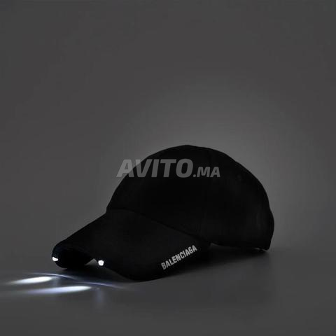 كاسكيت بالنسياجا LED Light Cap، جديدة، مع الملصقات.