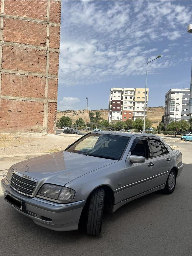 Mercedes-Benz 220 Diesel Manuelle 2000 à Taza