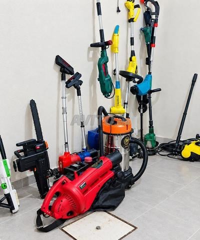 Presse à balles et machine Kazo et 5 faucheuses Europe et 2 fendeuses électriques