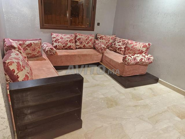 صالون كامل بحالة جيدة جداً مع وسائد