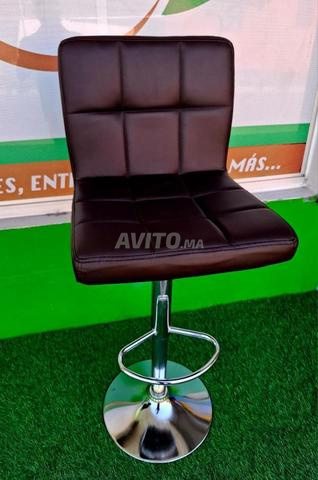 Tabourets de bar en cuir noir et chrome. - 2