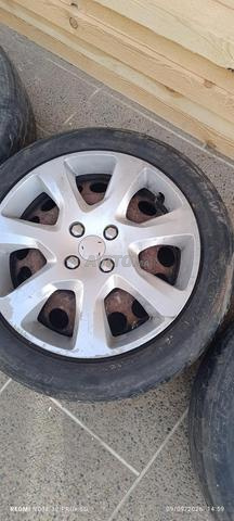 Pneus 225/50 R17 avec jantes et enjoliveurs - 2