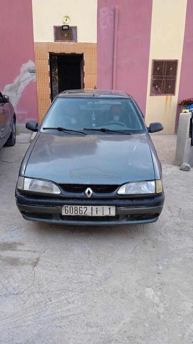 سيارة رونو r19