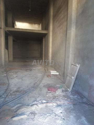 Local commercial avec appartement construit en mezzanine à vendre à Bouznika