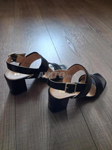 Paire de sandales en cuir véritable - 2