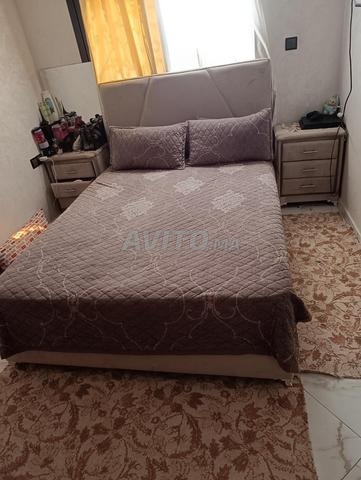 سرير خشبي مع مرتبة و 2 طاولات جانبية