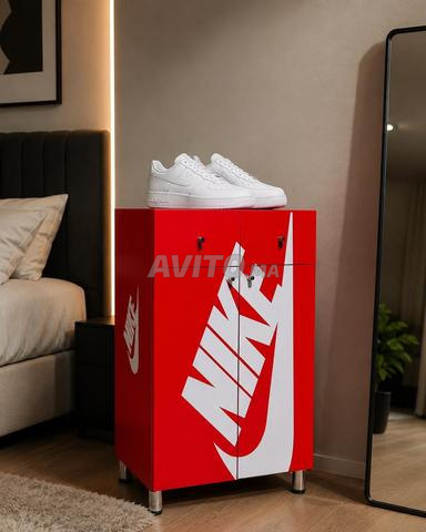 أثاث أحذية أنيق بتصميم وديكور رائع وشعار NIKI