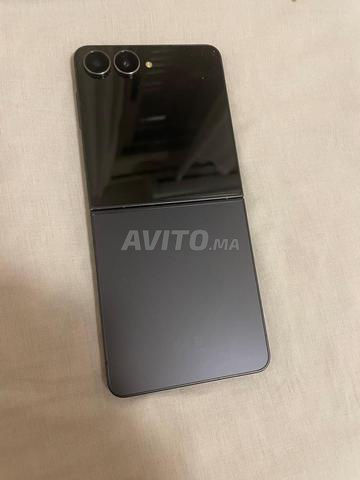 Samsung Z Flip 7 presque neuf - 2