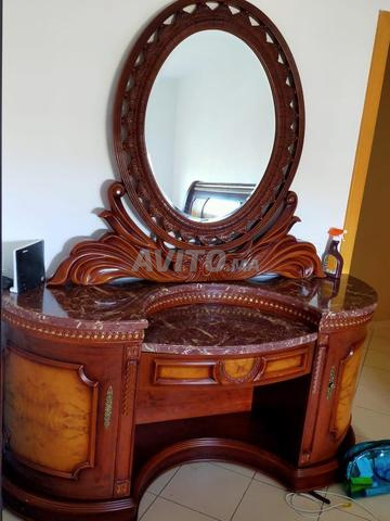 Chambre à coucher en bois sans armoire ni matelas