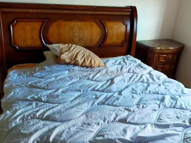Chambre à coucher en bois sans armoire ni matelas - 2