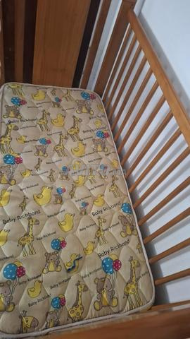 Lit bébé en bois solide avec matelas en bon état. - 2