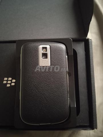 هاتف Blackberry بالعلبة والشاحن الخاص به - 2