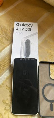 Galaxy A37 5G 256/8 encore dans son carton