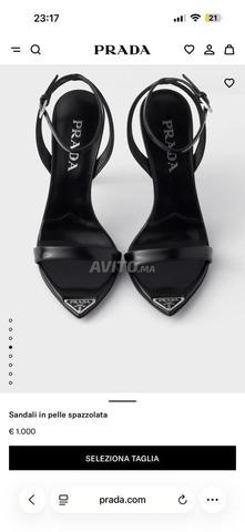 صندل بكعب من الجلد الأسود من ماركة Prada - 2