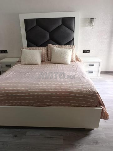 Chambre à coucher avec matelas et étagère 